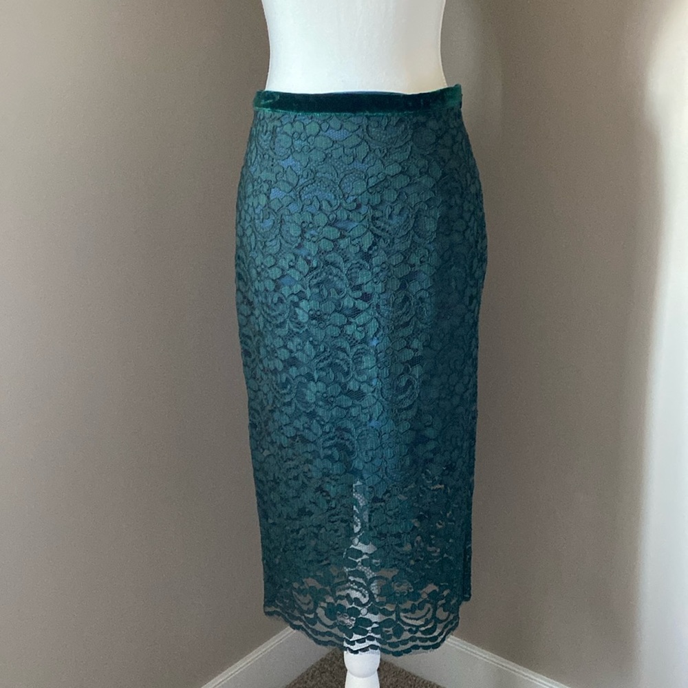 Smythe lace pencil skirt w velvet waist trim, Size 4
